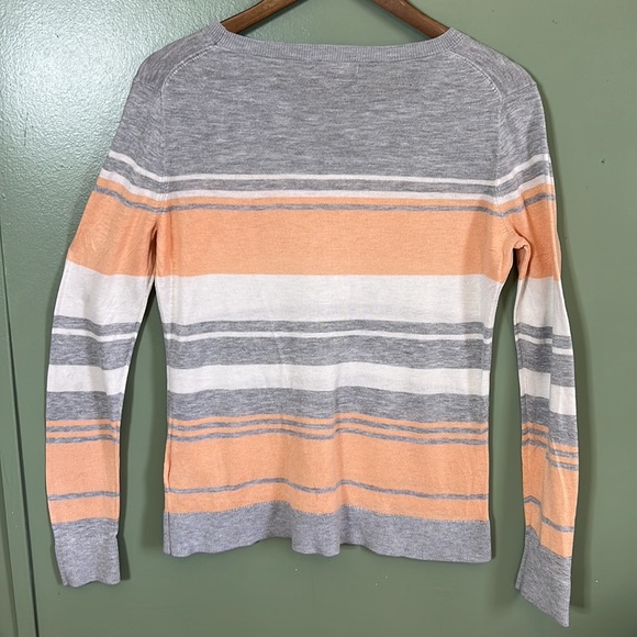 Women’s Banana Republic pullover sweater size Medium. - Picture 2 of 4